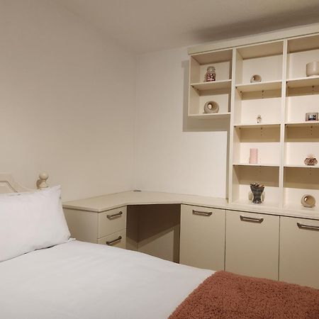 Elmdon House With 4 Spacious Bedrooms To Choose Μπέρμιγχαμ Εξωτερικό φωτογραφία