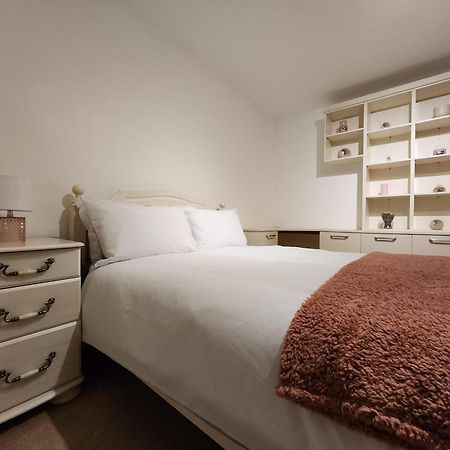 Elmdon House With 4 Spacious Bedrooms To Choose Μπέρμιγχαμ Εξωτερικό φωτογραφία