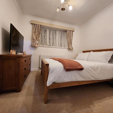 Elmdon House With 4 Spacious Bedrooms To Choose Μπέρμιγχαμ Εξωτερικό φωτογραφία