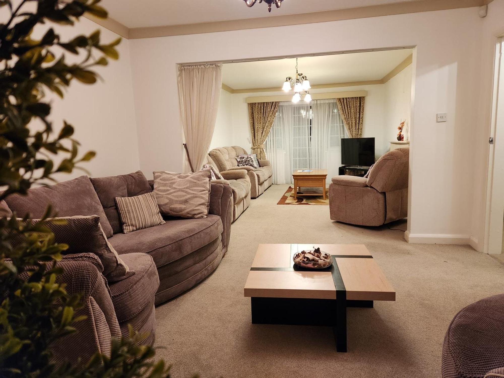 Elmdon House With 4 Spacious Bedrooms To Choose Μπέρμιγχαμ Εξωτερικό φωτογραφία