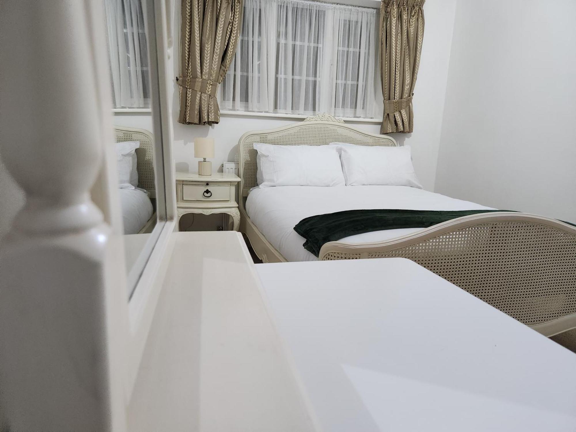 Elmdon House With 4 Spacious Bedrooms To Choose Μπέρμιγχαμ Εξωτερικό φωτογραφία