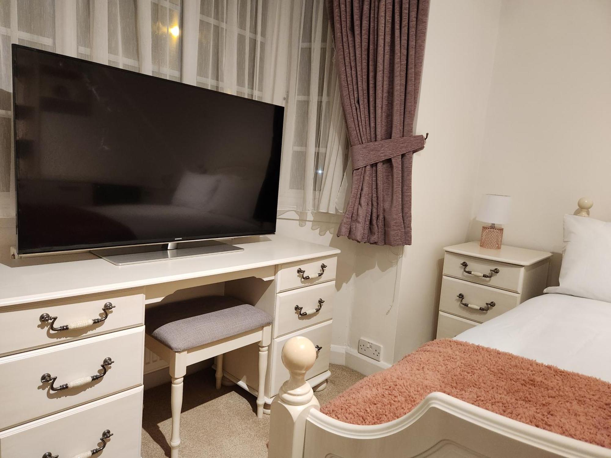 Elmdon House With 4 Spacious Bedrooms To Choose Μπέρμιγχαμ Εξωτερικό φωτογραφία